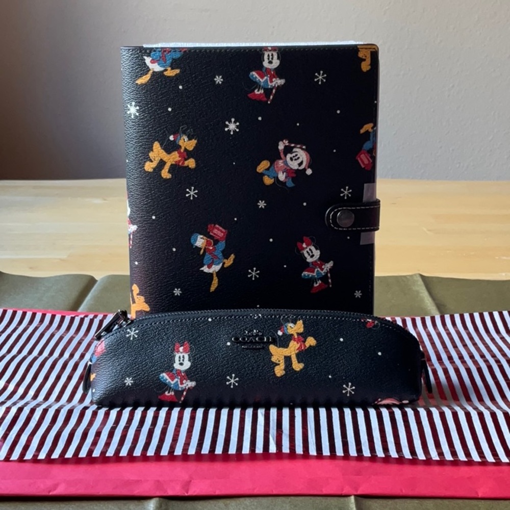 🎁 DISNEY X COACH NOTEBOOK & PENCIL CASE & DUSTCOVER WITH HOLIDAY PRINT 🎁 - Picture 16 of 16